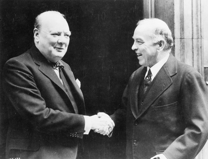 W.L. Mackenzie King serrant la main de Winston Churchill.