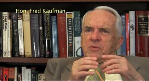 Une photo en gros-plan de Hon. Fred Kaufman prise durant un interview